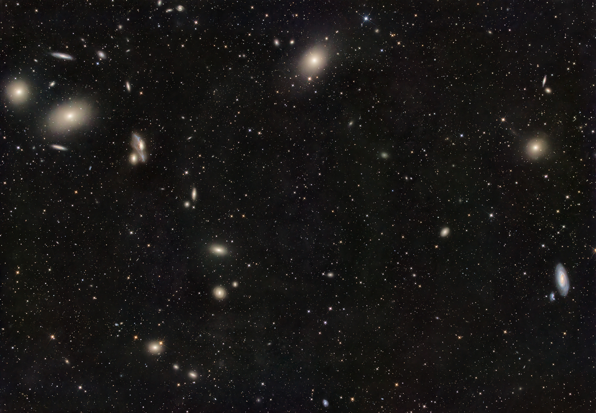 Die die bogenförmig angeordneten Galaxien der Markariansche Kette mit den Galaxien Messier 84 und Messier 86 links oben, die Galaxie Messier 87 oben-mitte und die beiden Galaxien Messier 89 und Messier 90 rechts liegen im Sternbild Jungfrau.